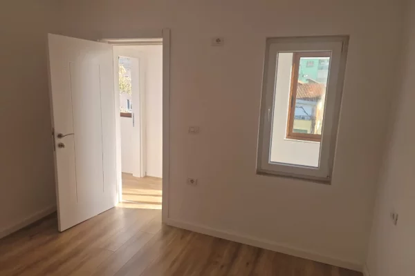 Shtepi ne shitje Apartament ne Tirane, 1+1, Mobilimi Bosh, pa mobiluar, Pagesa 98,000  Euro.