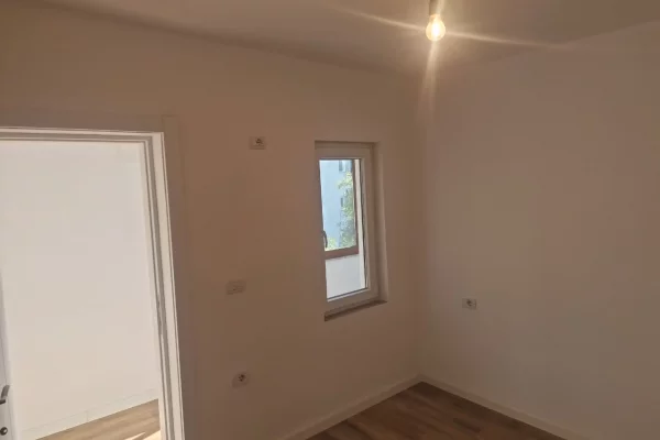 Shtepi ne shitje Apartament ne Tirane, 1+1, Mobilimi Bosh, pa mobiluar, Pagesa 98,000  Euro.