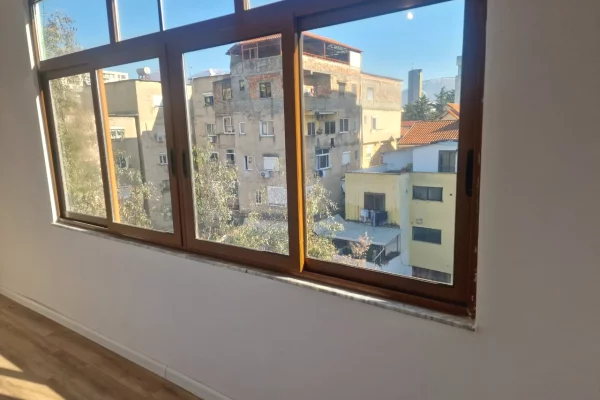 Shtepi ne shitje Apartament ne Tirane, 1+1, Mobilimi Bosh, pa mobiluar, Pagesa 98,000  Euro.