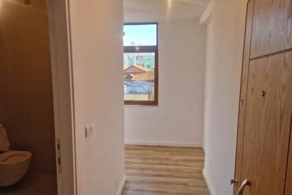 Shtepi ne shitje Apartament ne Tirane, 1+1, Mobilimi Bosh, pa mobiluar, Pagesa 98,000  Euro.