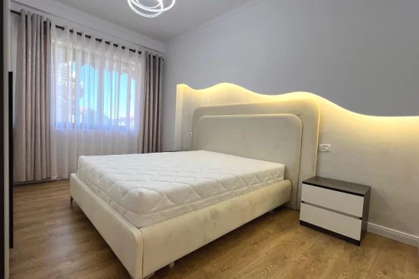 Shtepi ne shitje Apartament ne Tirane, 2+1, Mobilimi E mobiluar, Pagesa 168,000  Euro.