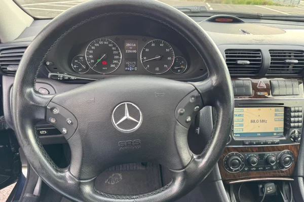 Makina ne shitje ne Fier, Mercedes-Benz, 2006 Benzine,Kambio Automatik Pagesa 5,200  Euro.