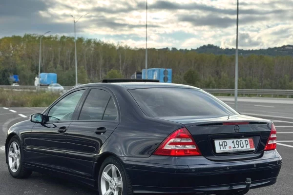 Makina ne shitje ne Fier, Mercedes-Benz, 2006 Benzine,Kambio Automatik Pagesa 5,200  Euro.