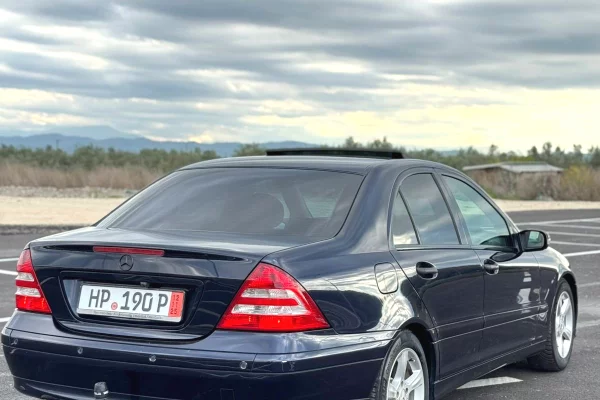 Makina ne shitje ne Fier, Mercedes-Benz, 2006 Benzine,Kambio Automatik Pagesa 5,200  Euro.