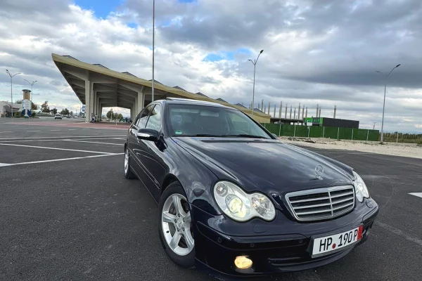 Makina ne shitje ne Fier, Mercedes-Benz, 2006 Benzine,Kambio Automatik Pagesa 5,200  Euro.