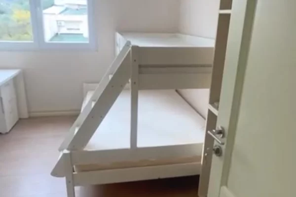 Shtepi me qera Apartament ne Tirane, 3+1, Mobilimi E mobiluar, Pagesa 1,200  Euro.