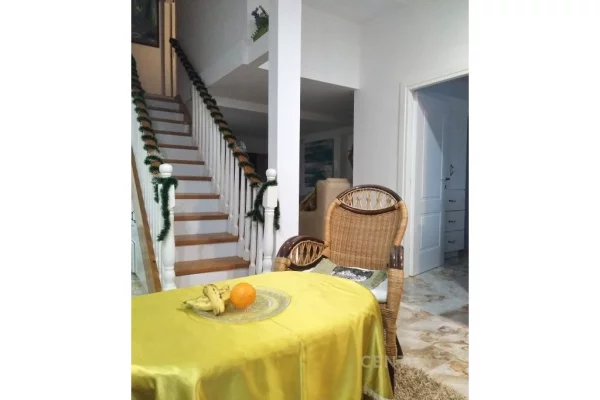 Shtepi ne shitje Apartament ne Durres, 3+1, Mobilimi E mobiluar, Pagesa 128,000  Euro.