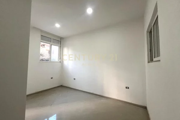 Shtepi ne shitje Apartament ne Durres, 1+1, Mobilimi Bosh, pa mobiluar, Pagesa 57,000  Euro.