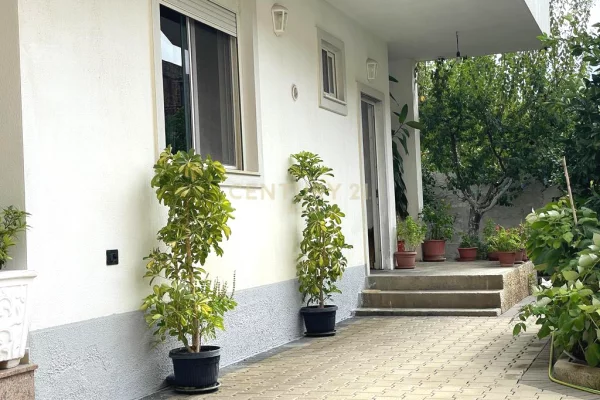 Shtepi ne shitje Vila Luksoze ne Durres, 4+1, Mobilimi E mobiluar, Pagesa 250,000  Euro.