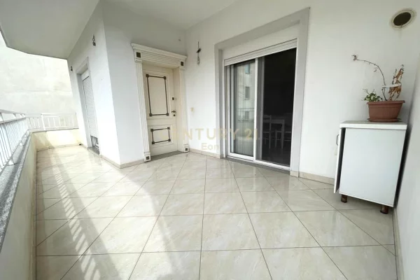 Shtepi ne shitje Vila Luksoze ne Durres, 4+1, Mobilimi E mobiluar, Pagesa 250,000  Euro.