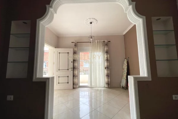 Shtepi ne shitje Vila Luksoze ne Durres, 4+1, Mobilimi E mobiluar, Pagesa 250,000  Euro.