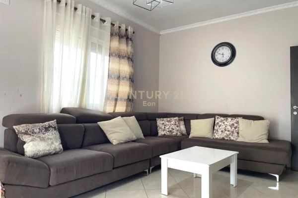 Shtepi ne shitje Vila Luksoze ne Durres, 4+1, Mobilimi E mobiluar, Pagesa 250,000  Euro.