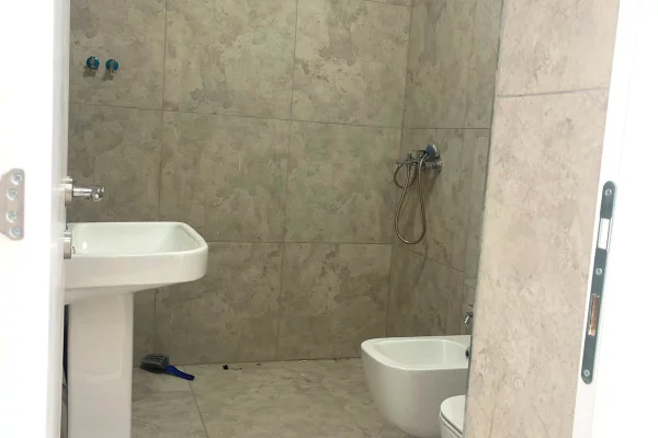 Shtepi me qera 2+1 ne Tirane - 60,000 Leke