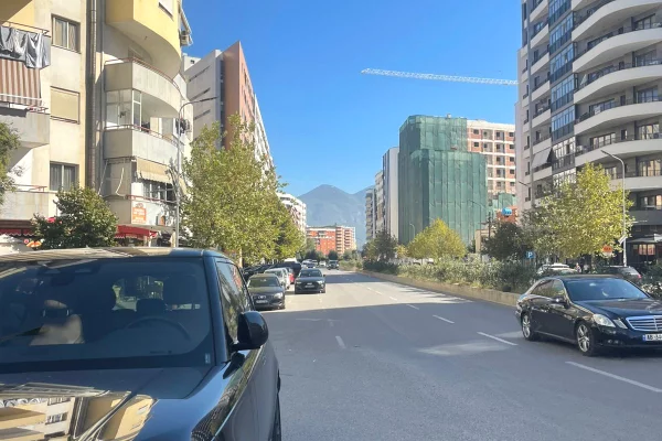 Shtepi me qera Apartament ne Tirane, 2+1, Mobilimi Bosh, pa mobiluar, Pagesa 60,000  Leke.