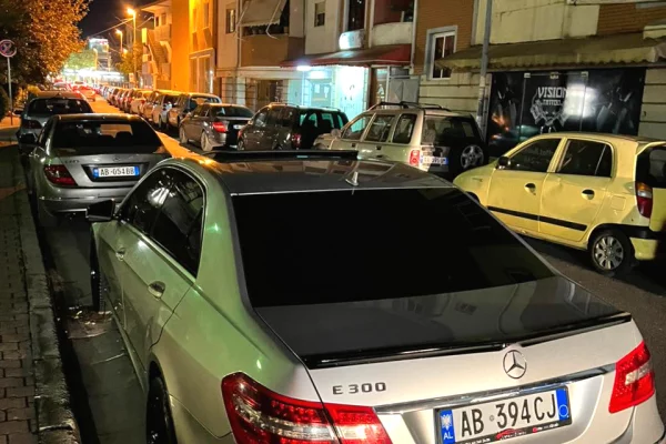 Makina ne shitje ne Tirane, Mercedes-Benz, 2010 gasoline-gas,Kambio Automatik Pagesa 9,300  Euro.