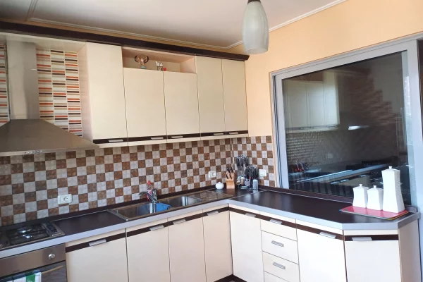 Shtepi me qera Apartament ne Tirane, 2+1, Mobilimi E mobiluar, Pagesa 450  Euro.