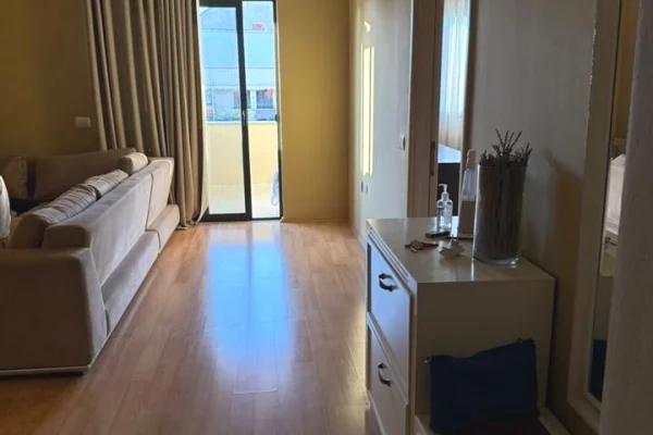 Shtepi me qera Apartament ne Tirane, 1+1, Mobilimi E mobiluar, Pagesa 450  Euro.
