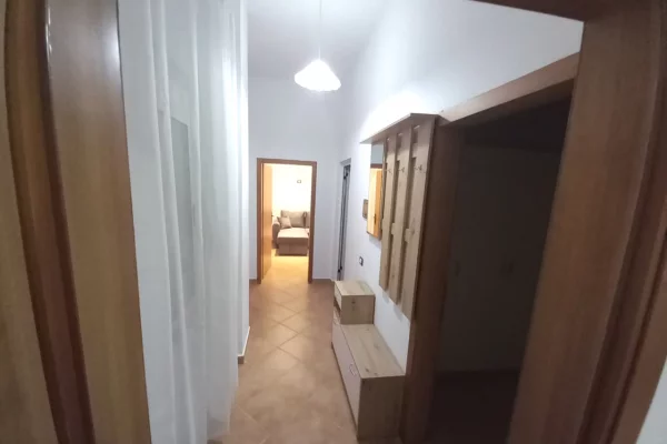 Shtepi me qera Apartament ne Tirane, 2+1, Mobilimi E mobiluar, Pagesa 400  Euro.