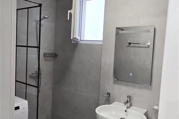 Shtepi me qera Apartament ne Tirane, 2+1, Mobilimi E mobiluar, Pagesa 680  Euro.