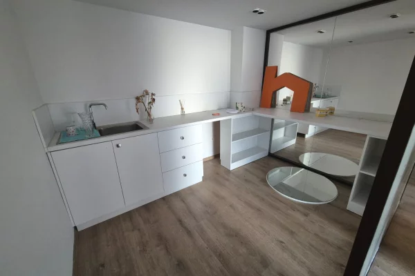 Shtepi me qera 3+1 ne Tirane - 3,800 Euro