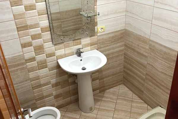 Shtepi me qera Apartament ne Tirane, 3+1, Mobilimi E mobiluar, Pagesa 430  Euro.