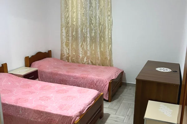 Shtepi me qera Apartament ne Tirane, 3+1, Mobilimi E mobiluar, Pagesa 430  Euro.