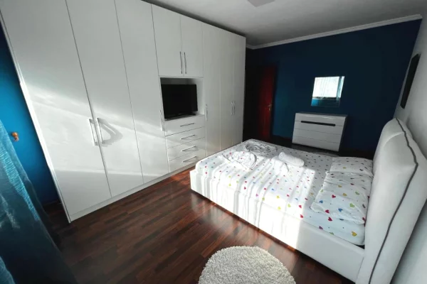 Shtepi me qera Apartament ne Tirane, 2+1, Mobilimi E mobiluar, Pagesa 800  Euro.