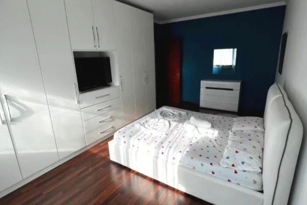 Shtepi me qera Apartament ne Tirane, 2+1, Mobilimi E mobiluar, Pagesa 800  Euro.