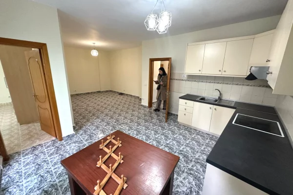 Shtepi me qera Apartament ne Tirane, 3+1, Mobilimi E mobiluar, Pagesa 700  Euro.