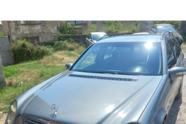 Makina ne shitje ne Tirane, Mercedes-Benz, 2003 Diesel,Kambio Automatik Pagesa 2,300  Euro.
