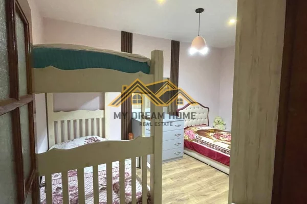 Shtepi ne shitje Apartament ne Durres, 2+1, Mobilimi E mobiluar, Pagesa 120,000  Euro.