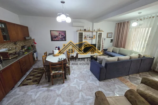 Shtepi ne shitje Shtepi Private ne Durres, 6+1, Mobilimi E mobiluar, Pagesa 270,000  Euro.