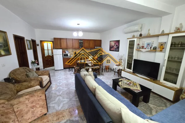 Shtepi ne shitje Shtepi Private ne Durres, 6+1, Mobilimi E mobiluar, Pagesa 270,000  Euro.