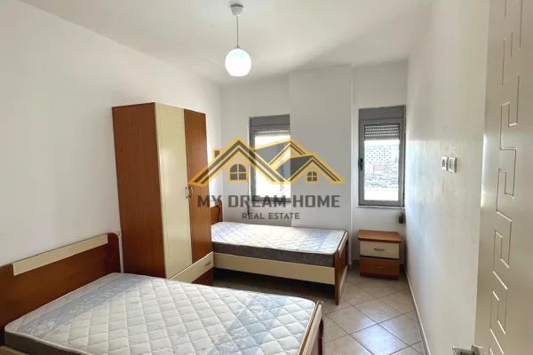 Shtepi ne shitje Apartament ne Durres, 3+1, Mobilimi E mobiluar, Pagesa 135,000  Euro.