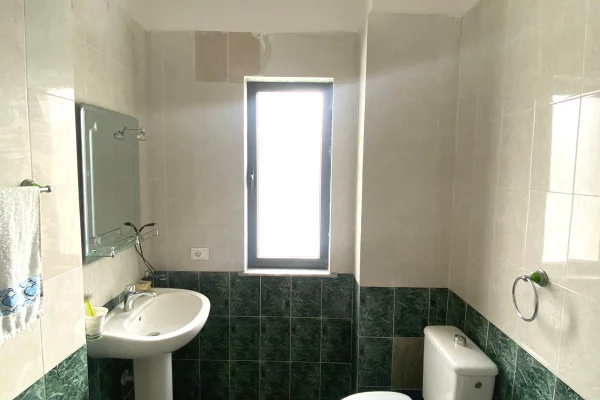 Shtepi me qera Apartament ne Durres, 2+1, Mobilimi Bosh, pa mobiluar, Pagesa 40,000  Leke.