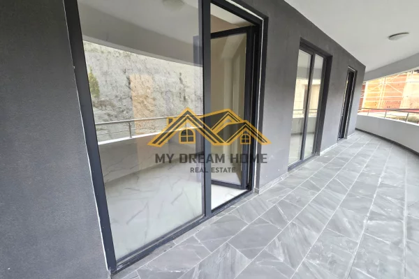 Shtepi ne shitje Apartament ne Durres, 2+1, Mobilimi Bosh, pa mobiluar, Pagesa 345,000  Euro.