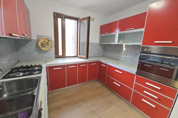 Shtepi ne shitje Apartament ne Durres, 3+1, Mobilimi E mobiluar, Pagesa 170,000  Euro.