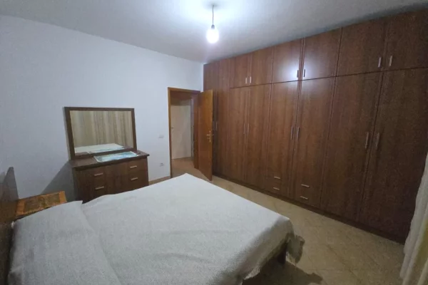 Shtepi ne shitje Apartament ne Durres, 2+1, Mobilimi E mobiluar, Pagesa 120,000  Euro.