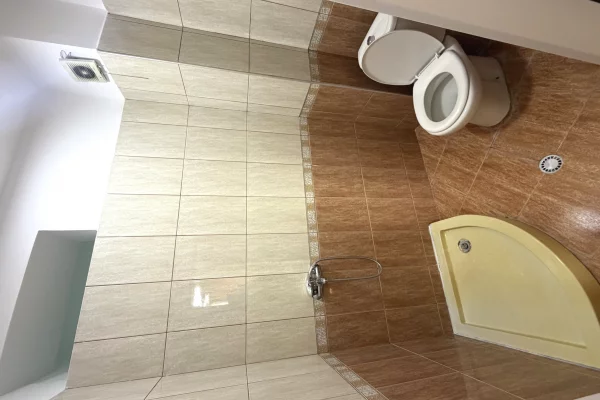 Shtepi ne shitje Apartament ne Tirane, 2+1, Mobilimi E mobiluar, Pagesa 155,000  Euro.