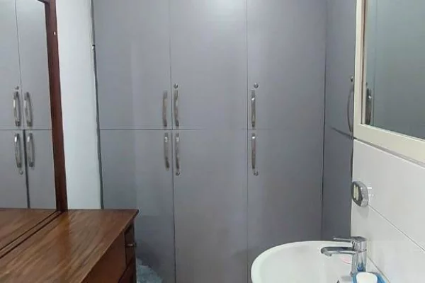 Shtepi me qera Apartament ne Tirane, Garsoniere, Mobilimi E mobiluar, Pagesa 35,000  Leke.