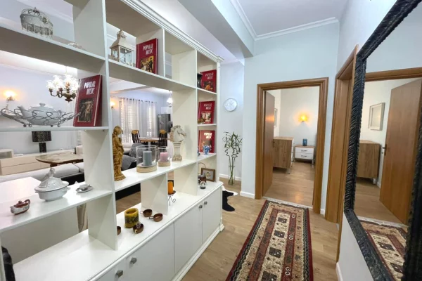 Shtepi me qera Apartament ne Tirane, 2+1, Mobilimi E mobiluar, Pagesa 950  Euro.