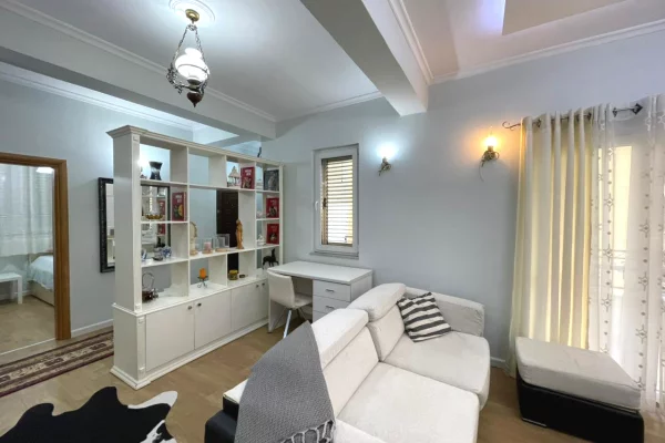 Shtepi me qera Apartament ne Tirane, 2+1, Mobilimi E mobiluar, Pagesa 950  Euro.