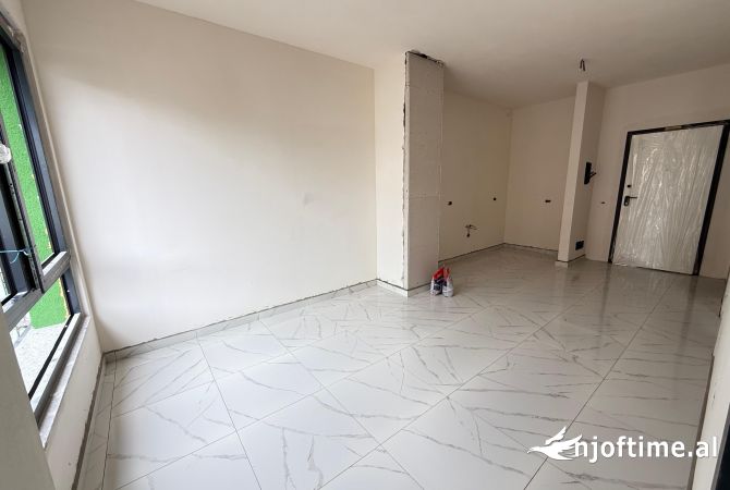 Shtepi ne shitje Apartament ne Tirane, 1+1, Mobilimi Bosh, pa mobiluar, Pagesa 80,000  Euro.