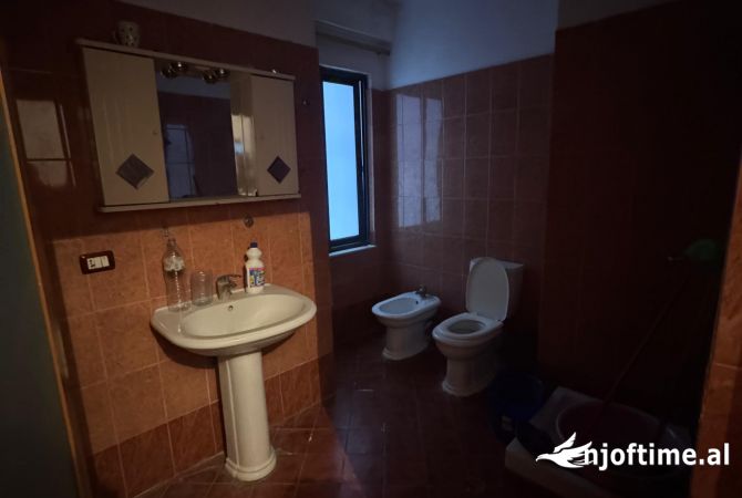 Shtepi ne shitje Apartament ne Tirane, 2+1, Mobilimi E mobiluar, Pagesa 120,000  Euro.