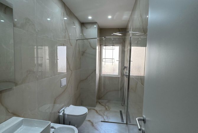 Shtepi me qera Apartament ne Tirane, 3+1, Mobilimi E mobiluar, Pagesa 700  Euro.