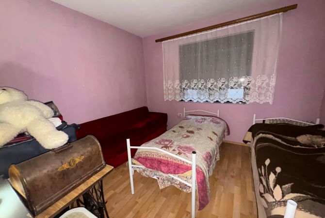 Shtepi ne shitje Apartament ne Tirane, 2+1, Mobilimi E mobiluar, Pagesa 165,000  Euro.