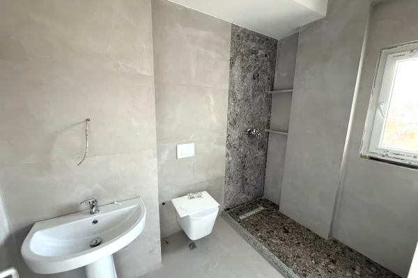 Ambient biznesi me qera 3+1 ne Tirane - 1,000 Euro