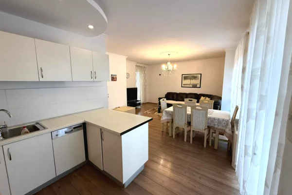 Shtepi me qera 3+1 ne Tirane - 900 Euro