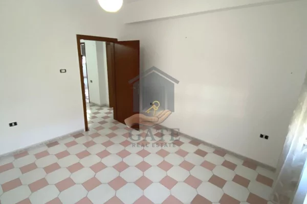 Shtepi ne shitje Apartament ne Durres, 2+1, Mobilimi Pjeserisht e mobiluar, Pagesa 95,000  Euro.