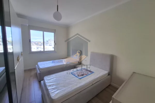 Shtepi ne shitje Apartament ne Durres, 2+1, Mobilimi E mobiluar, Pagesa 150,000  Euro.
